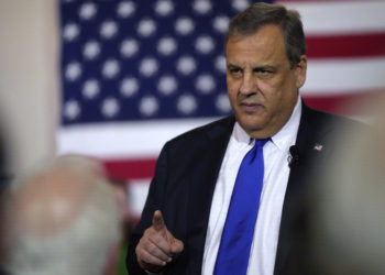 El mayor crítico de Trump, Chris Christe, se retira de la carrera presidencial republicana