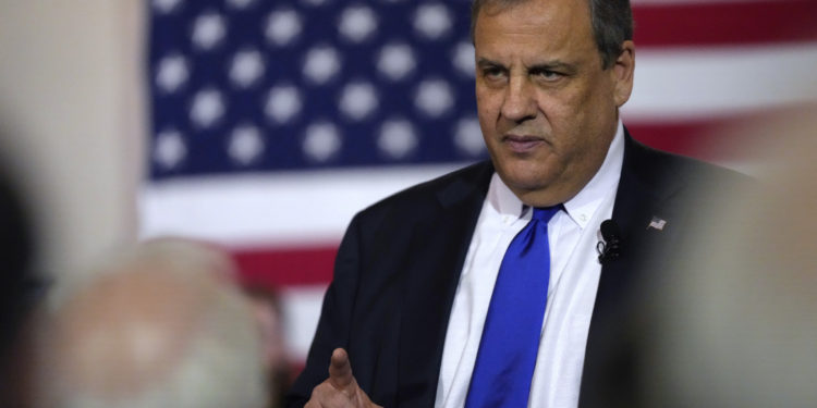 El mayor crítico de Trump, Chris Christe, se retira de la carrera presidencial republicana