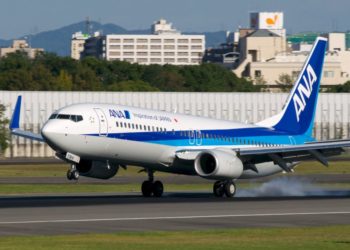 Después de despegar detectan grieta en ventanilla de un Boeing 737-800 en Japón