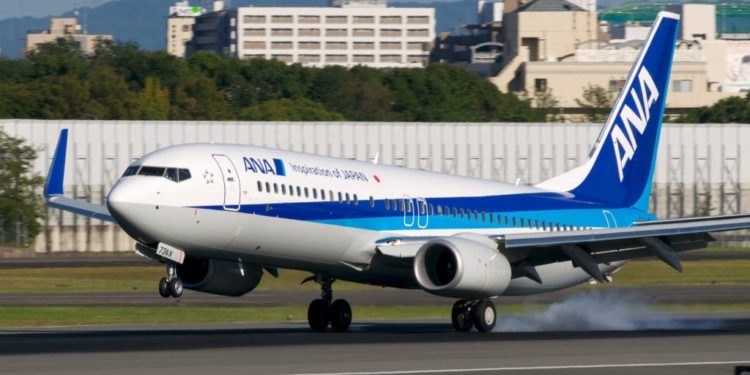 Después de despegar detectan grieta en ventanilla de un Boeing 737-800 en Japón
