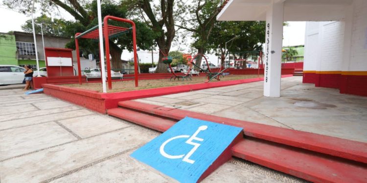 Colonos de villa Macultepec reciben parque principal renovado y equipado