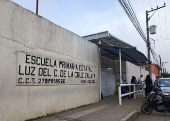 Padres de familia cierran escuela por falta de electricidad en Villahermosa