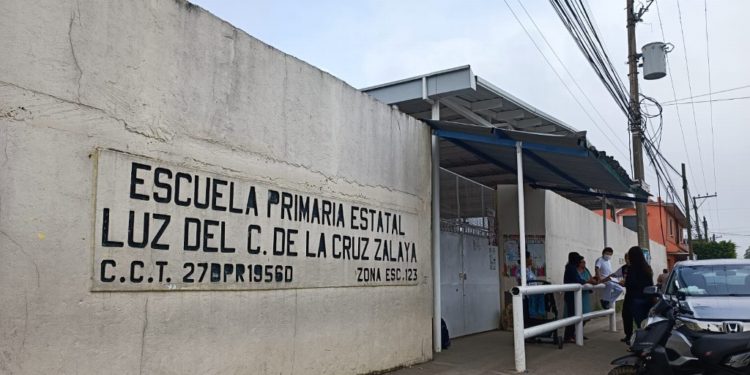 Padres de familia cierran escuela por falta de electricidad en Villahermosa