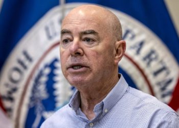 EU anuncia cargos políticos en contra de Alejandro Mayorkas, secretario de seguridad nacional