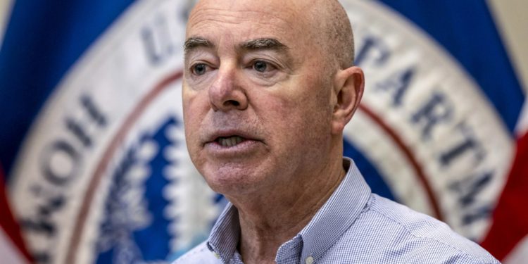 EU anuncia cargos políticos en contra de Alejandro Mayorkas, secretario de seguridad nacional