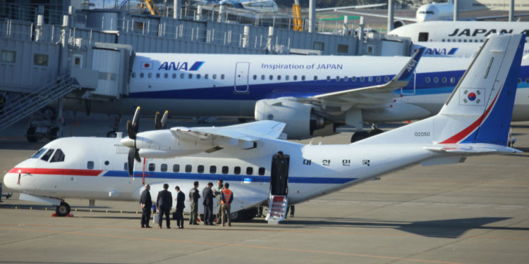Hombre es arrestado tras morder a una azafata durante vuelo