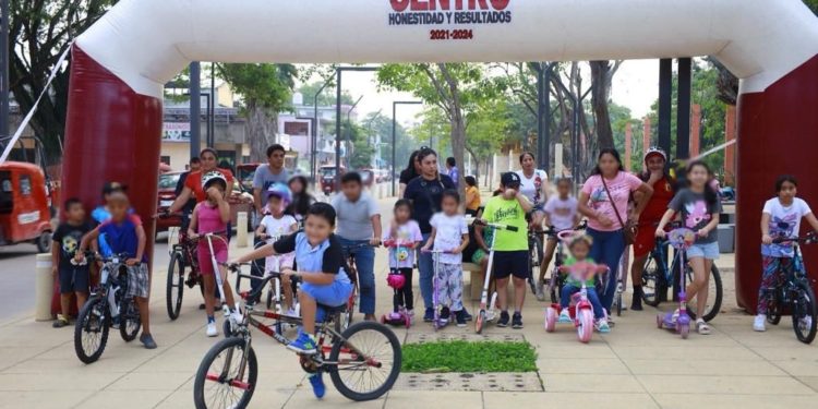 Disfrutan asistentes con el primer Paseo Familiar «Movilizando Centro» de 2024