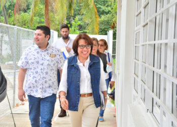 Recorre Secretaria de Educación instalaciones educativas rehabilitadas en Tacotalpa