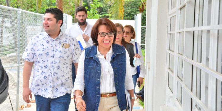 Recorre Secretaria de Educación instalaciones educativas rehabilitadas en Tacotalpa
