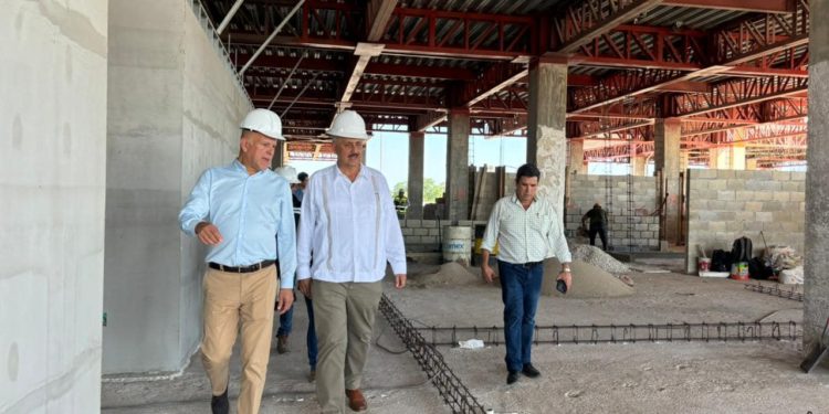 Supervisan Carlos Merino y Juan Ferrer avances en la construcción del Hospital de Cárdenas