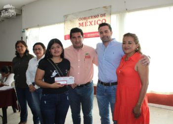 Apoya Alcalde de Jalapa entrega de tarjetas a becarios del Programa Jóvenes Construyendo el Futuro