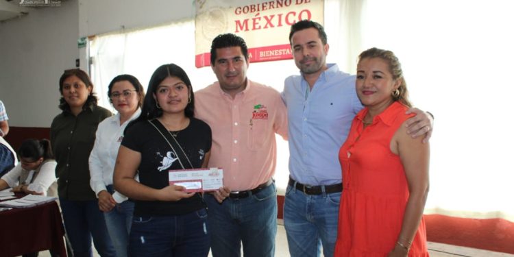 Apoya Alcalde de Jalapa entrega de tarjetas a becarios del Programa Jóvenes Construyendo el Futuro