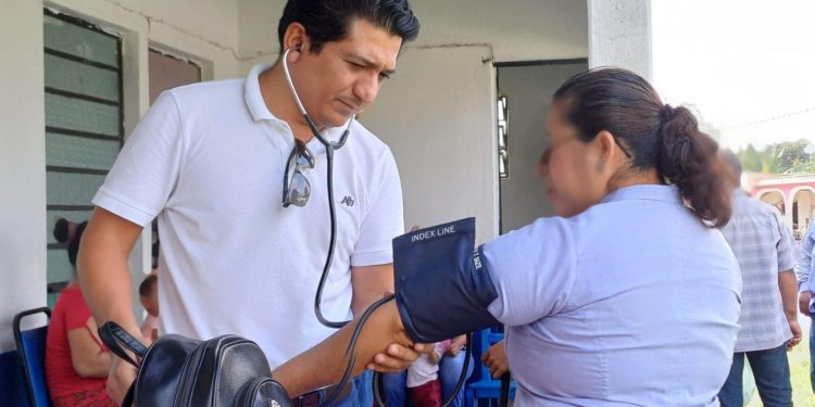 Gobierno de Macuspana lleva brigada de salud a familias vulnerables del Ejido Celia González