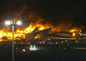Colisionan dos aviones en aeropuerto de Tokio dejando a 5 muertos