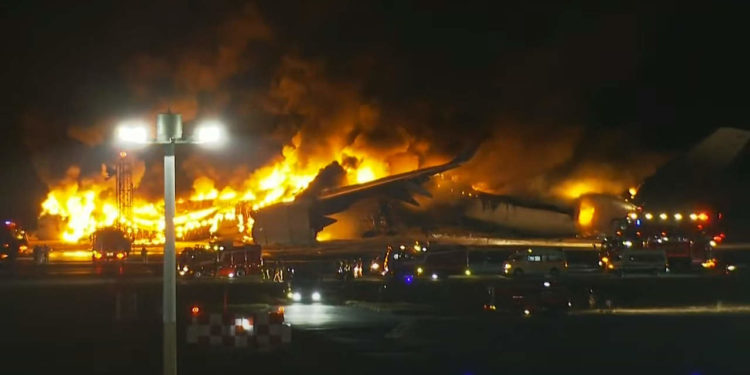 Colisionan dos aviones en aeropuerto de Tokio dejando a 5 muertos