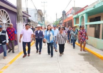 Entrega Centro calle con obra integral de pavimentación y drenaje en Col. Espejo I