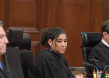 En su primer día en la SCJN la ministra Lenia Batres muestra desconocimiento sobre términos legales