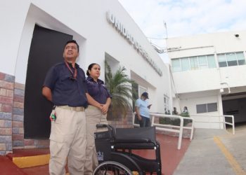 Brindan técnicos en Urgencias Médicas del ISSET apoyo a pacientes con dificultades físicas