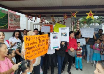 Padres de familia de la escuela ‘Tabasco Avanza’ protestan por cambio de director