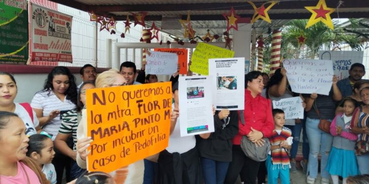 Padres de familia de la escuela ‘Tabasco Avanza’ protestan por cambio de director