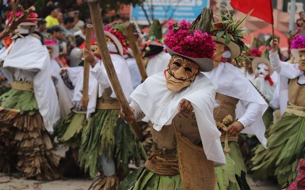 Hermana a tenosiquenses y turistas, carnaval con original “Danza del Pochó”