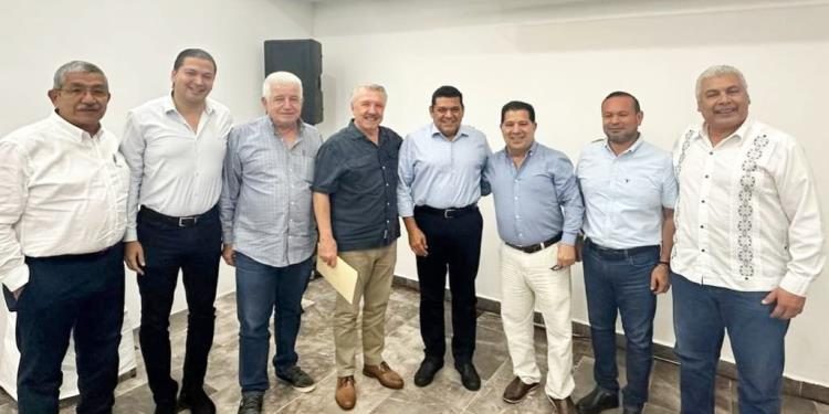 Refrendo de unidad en reunión de diputados de Morena con Javier May