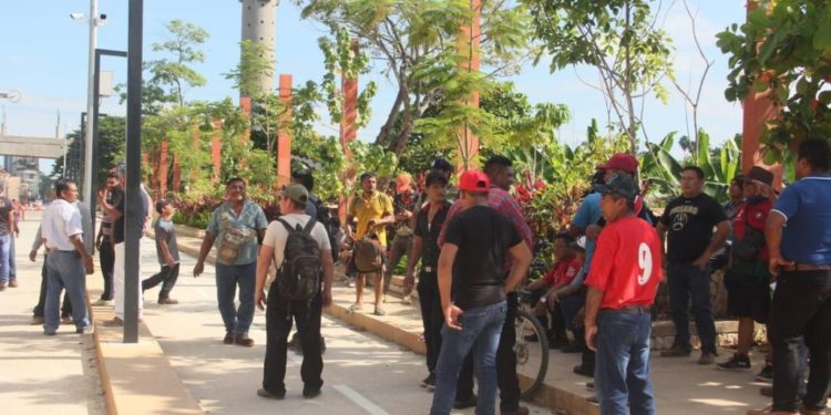 Trabajadores del malecón de Villahermosa exigen pagos pendientes en nueva protesta