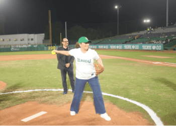 Lanza presidenta del DIF Tabasco, histórica primera bola de Liga Mexicana de Softbol