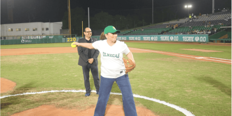Lanza presidenta del DIF Tabasco, histórica primera bola de Liga Mexicana de Softbol