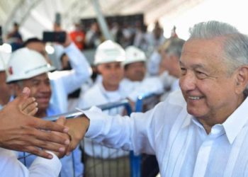 AMLO impulsa la inclusión laboral: Busca que el 30% del personal en dos bocas sea tabasqueño