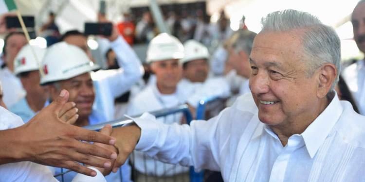 AMLO impulsa la inclusión laboral: Busca que el 30% del personal en dos bocas sea tabasqueño