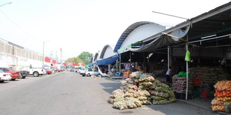 Locatarios del mercado de Casa Blanca exigen activación de nueva terminal de transporte público