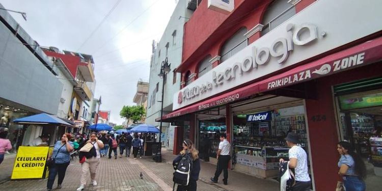 Realizan tabasqueños sus actividades cotidianas con absoluta tranquilidad