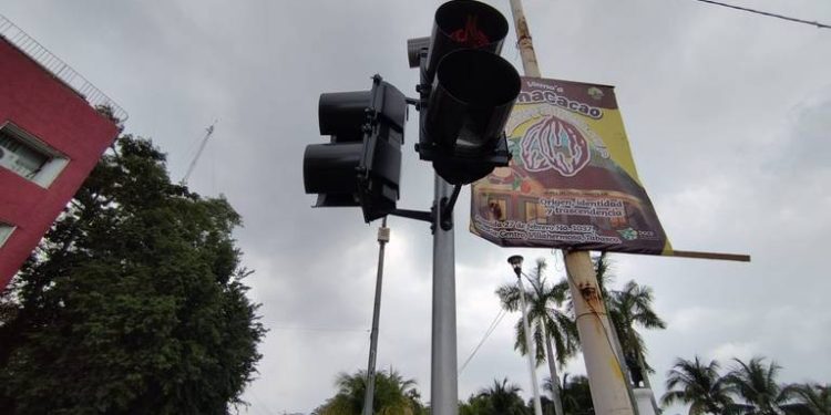 Continúa la sustitución de semáforos en Periférico, anuncio de mejoras para 2024