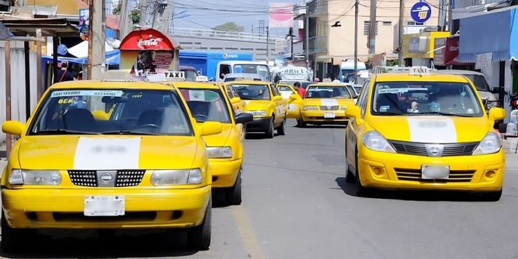 Denuncian cobro excesivo por servicio de taxista en Villahermosa