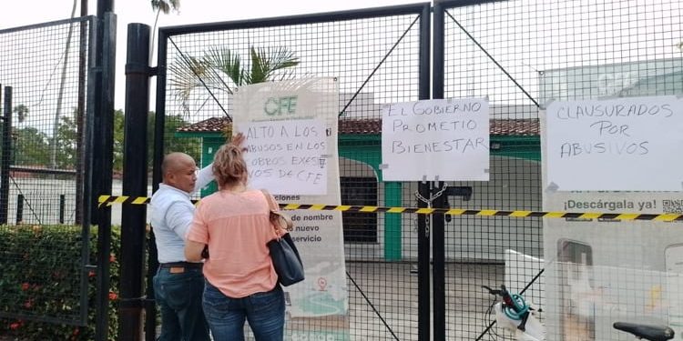 Protesta ciudadana en Comalcalco: Clausuran oficinas de CFE por cobros excesivos de luz