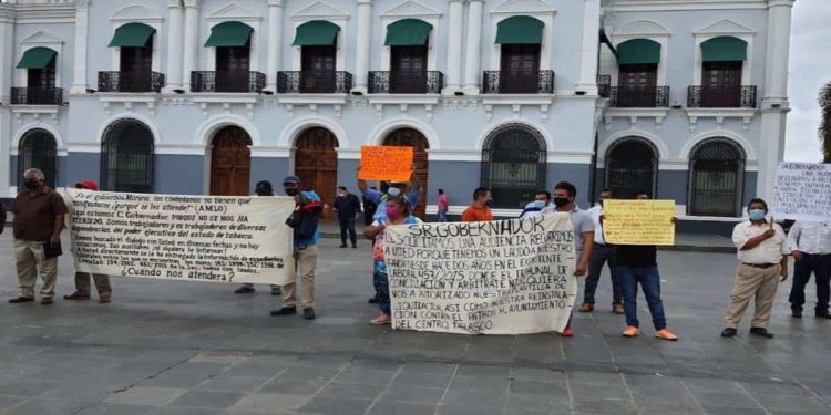 Extrabajadores se plantan en Plaza de Armas para exigir el pago de laudos