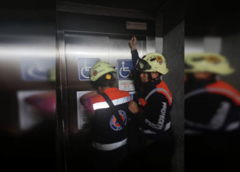 Usuarios quedan atrapados dentro de un elevador en la línea del metro de la CDMX