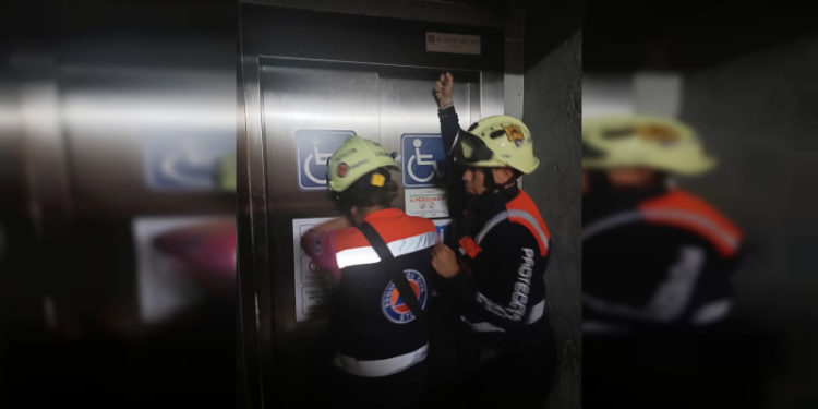 Usuarios quedan atrapados dentro de un elevador en la línea del metro de la CDMX