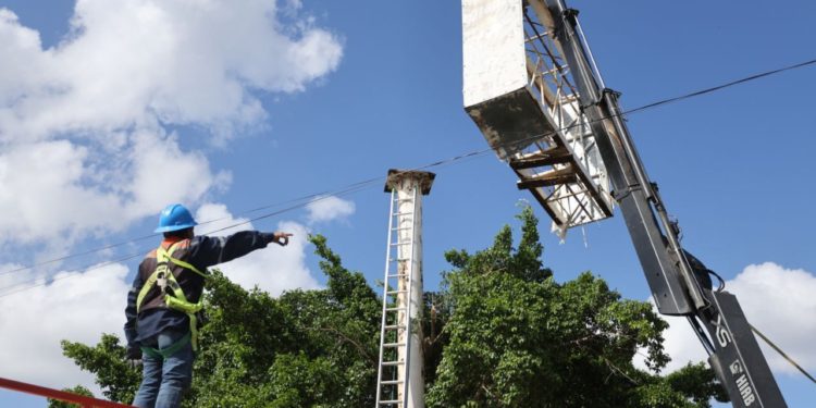 Avanza retiro de espectaculares en BLVD. Colosio