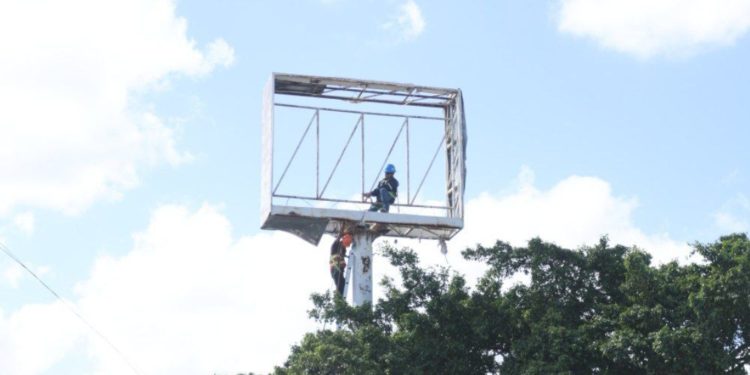 Retira gobierno de BJ espectaculares por representar un riesgo