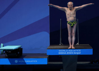 Iraní Taghi vuelve al trampolín a los 100 años de edad en el Mundial de clavados en Doha