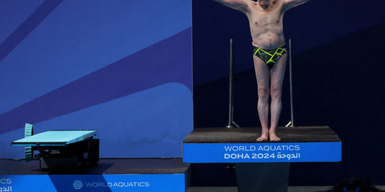 Iraní Taghi vuelve al trampolín a los 100 años de edad en el Mundial de clavados en Doha