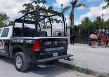 Cae sujeto a dos metros de altura dentro de un centro educativo en Bonfil