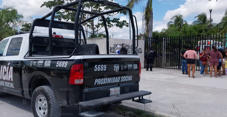 Cae sujeto a dos metros de altura dentro de un centro educativo en Bonfil