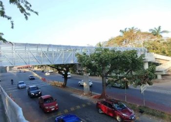 Reinaugurado puente peatonal frente a la UJAT tras meses de espera