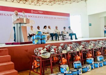 En Tenosique, entrega Carlos Merino apoyos sociales y títulos de propiedad