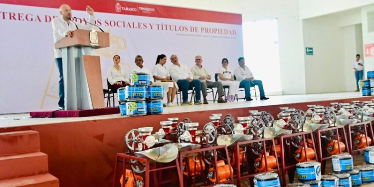 En Tenosique, entrega Carlos Merino apoyos sociales y títulos de propiedad