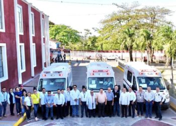Macuspana da banderazo de salida a 3 ambulancias para fortalecer los servicios de salud en el hospital de Macuspana y en el hospital de San Carlos