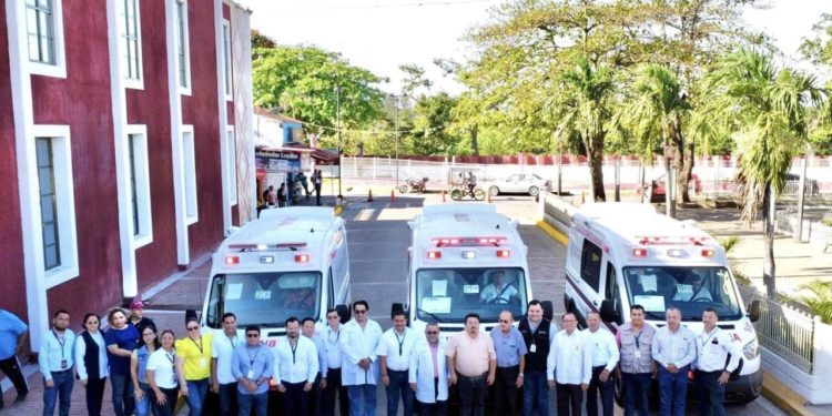 Macuspana da banderazo de salida a 3 ambulancias para fortalecer los servicios de salud en el hospital de Macuspana y en el hospital de San Carlos